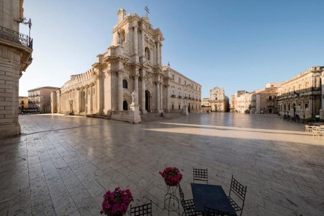 דירות סירקוזה Ortigia Charme Piazza Duomo מראה חיצוני תמונה